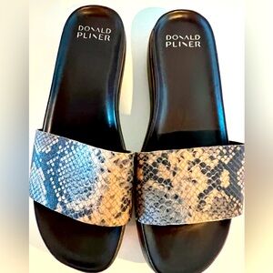 Never worn Donald Pliner Fifi platform slide sandal size 9, brown snake print